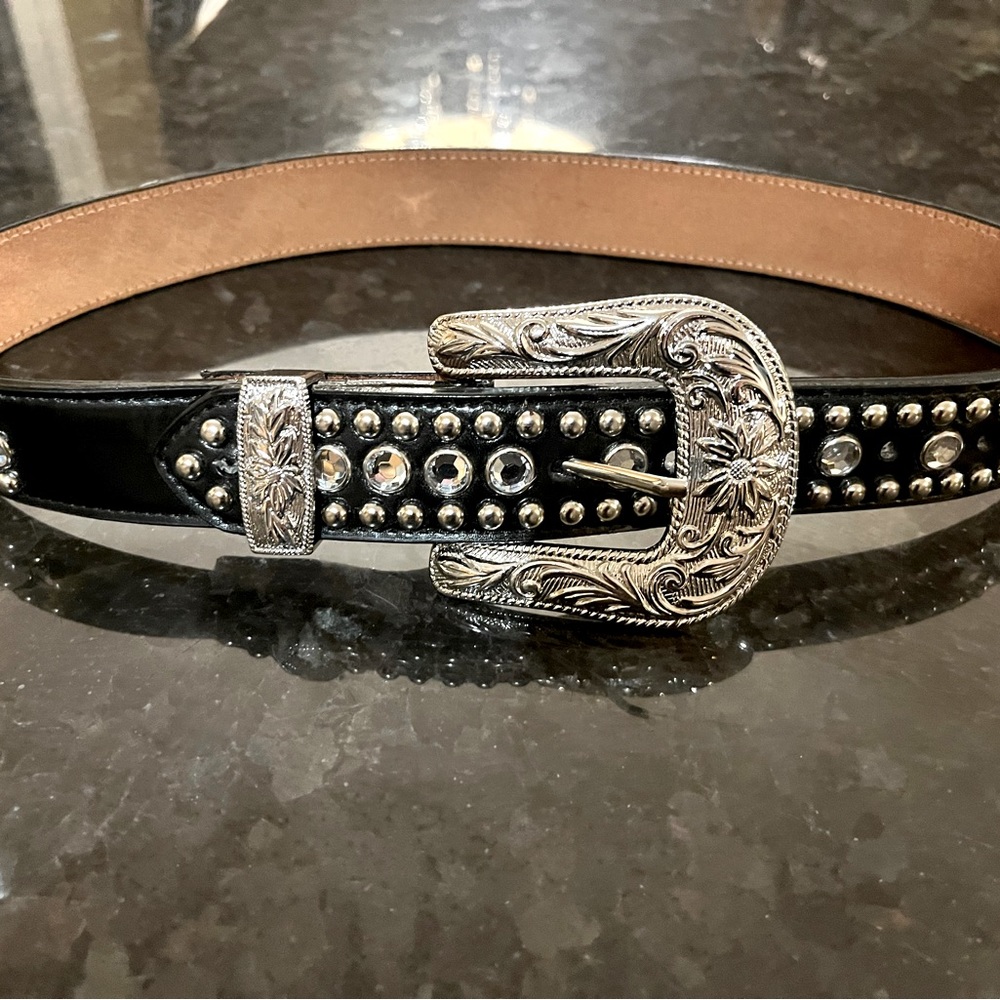 Kids cowboy style rhinestone belt.